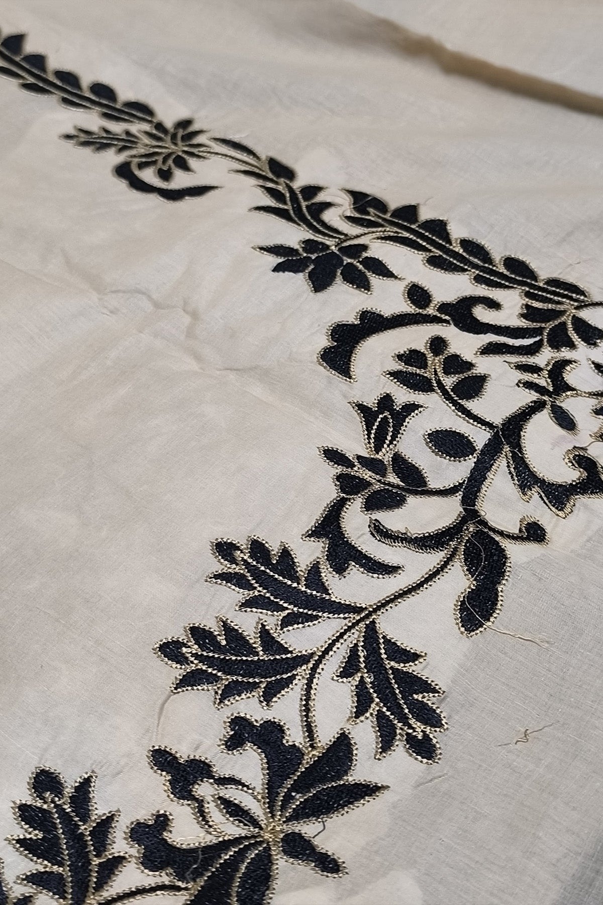 Garent Embroided Lawn Unstitched 3 - Piece | Summer Collection - Tarz.e.Husan